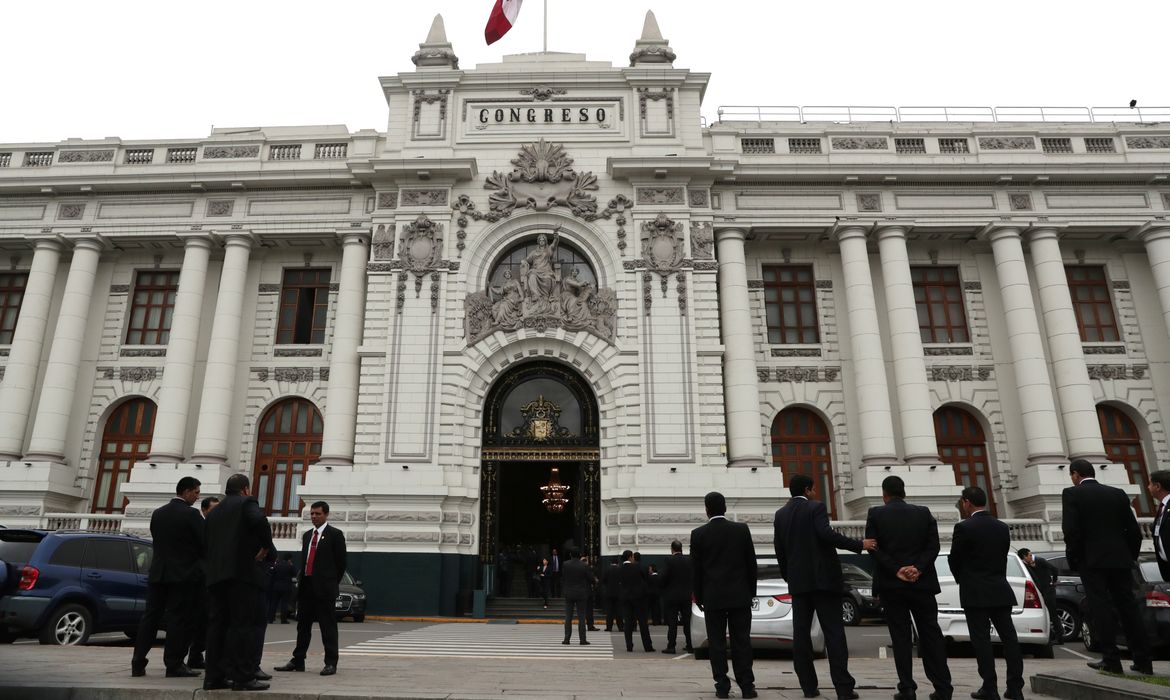 Congresso do Peru, em Lima, cercado de policiais