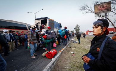 Parte do contingente da caravana de migrantes centro-americanos que se dirige aos Estados Unidos segue hoje para Guadalajara, no México 