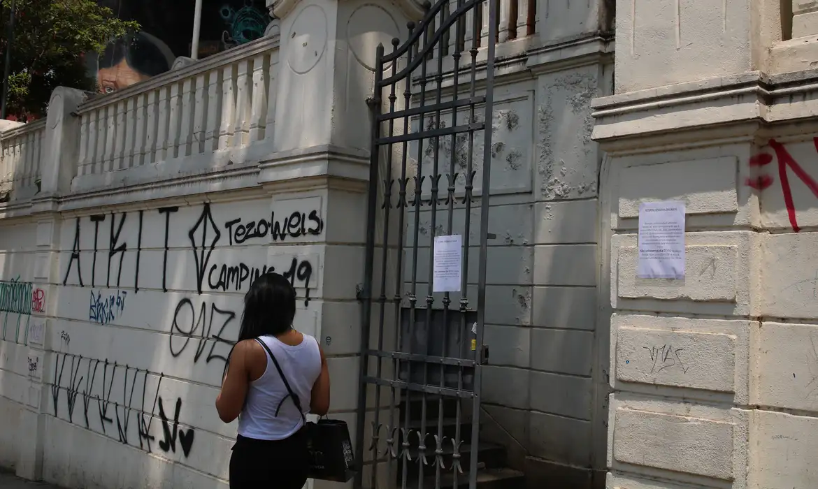 São Paulo - Aviso aos alunos na fachada da Escola Estadual Caetando de Campos, na Consolação.