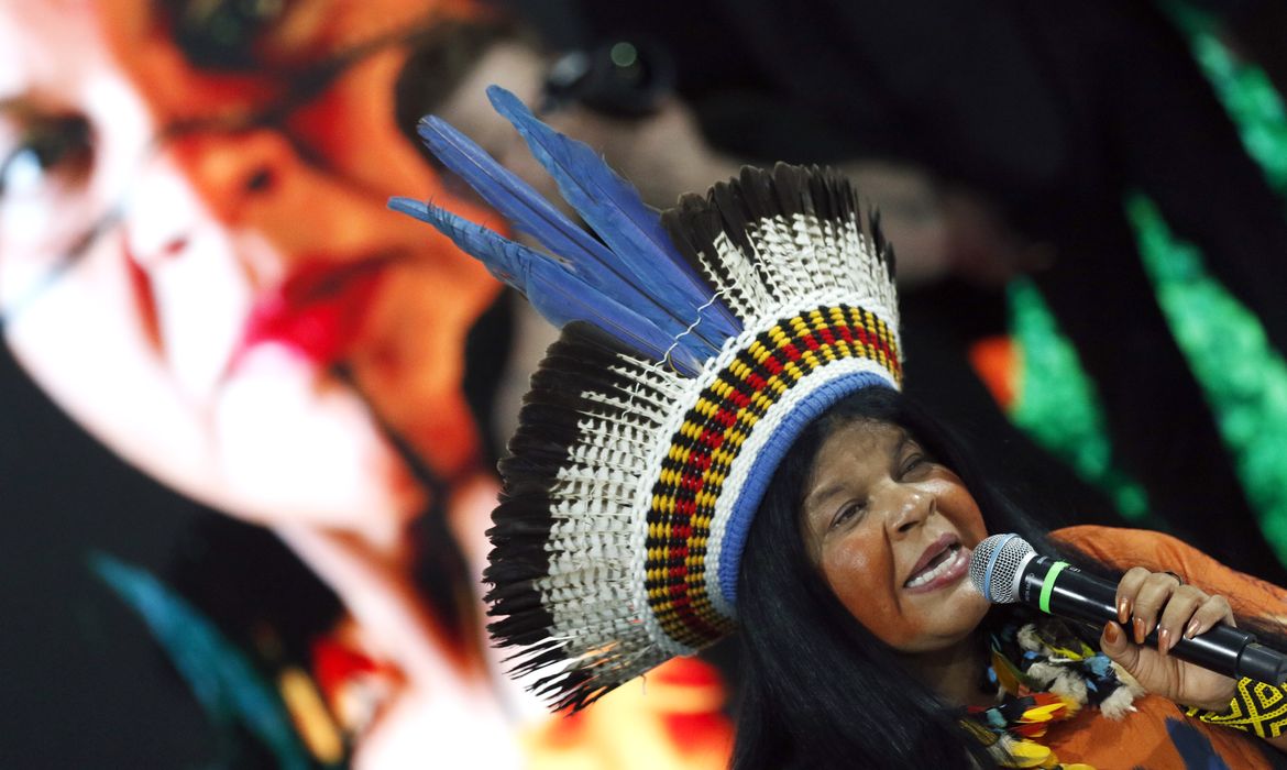 Bruno Peres/Agência Brasil Belém (PA), 17/11/2025 - Ministra dos Povos Indígenas, Sônia Guajajara, durante cerimônia de assinatura de alto nível que marca a implementação concreta do anúncio político feito pelos Chefes de Estado durante a Cúpula de Líderes Mundiais na COP30. Foto: Bruno Peres/Agência Brasil