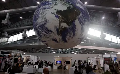 Belém (PA), 11/11/2025 - Globo terresta pendurado no teto de pavilhão da Blue Zone na Conferência das Nações Unidas sobre Mudanças Climáticas (COP 30), em Belém.  Foto: Tânia Rêgo/Agência Brasil