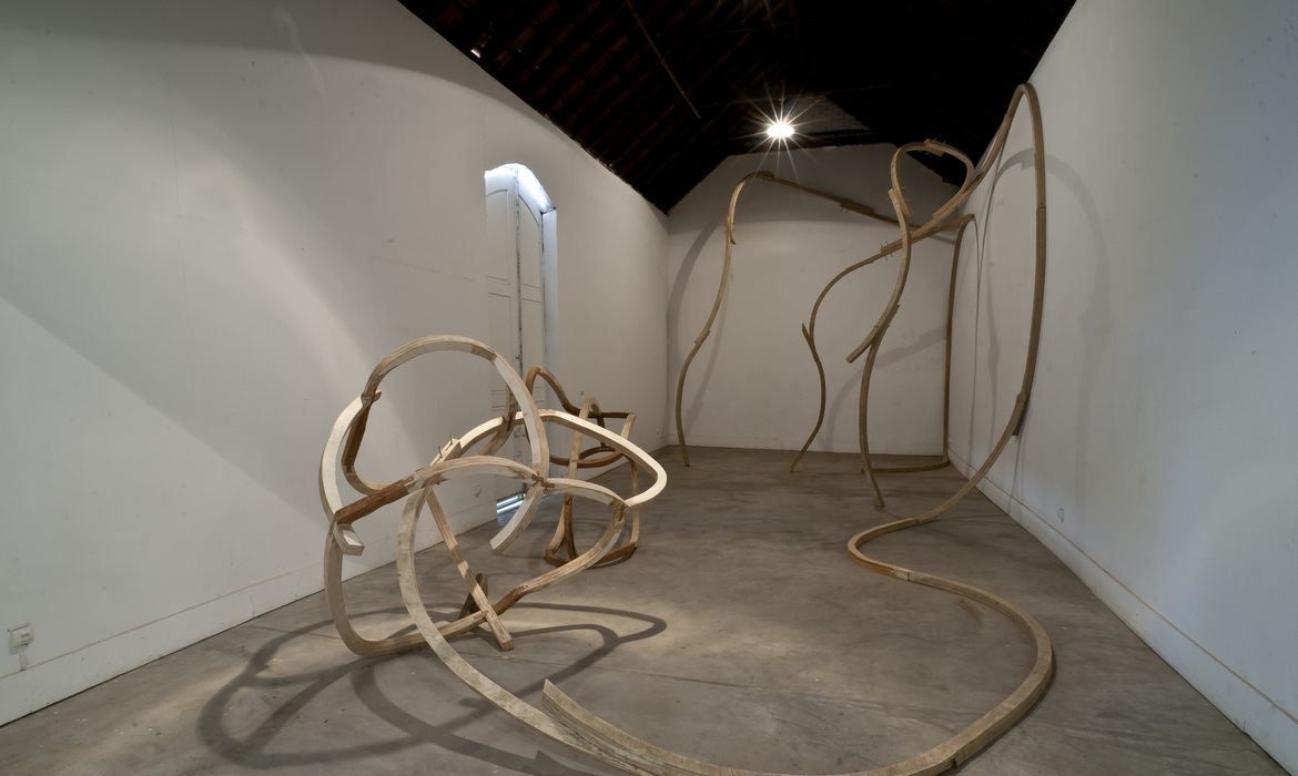 A mostra Varanda Circular, do artista Leonardo Tepedino, leva o público a percorrer caminhos abertos pela obra de arte, que se articula de forma física e simbólica com a escala singular da arquitetura do Museu de Arte Contemporânea de