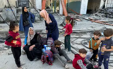 Palestinos deslocados fogem da parte norte de Gaza em meio a uma operação militar israelense, em Jabalia, no norte da Faixa de Gaza
23/10/2024
Reuters/Hassan Al-Zaanin/Proibida reprodução