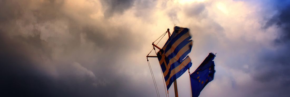 Bandeira grega e da União Europeia - Crise na Grécia
