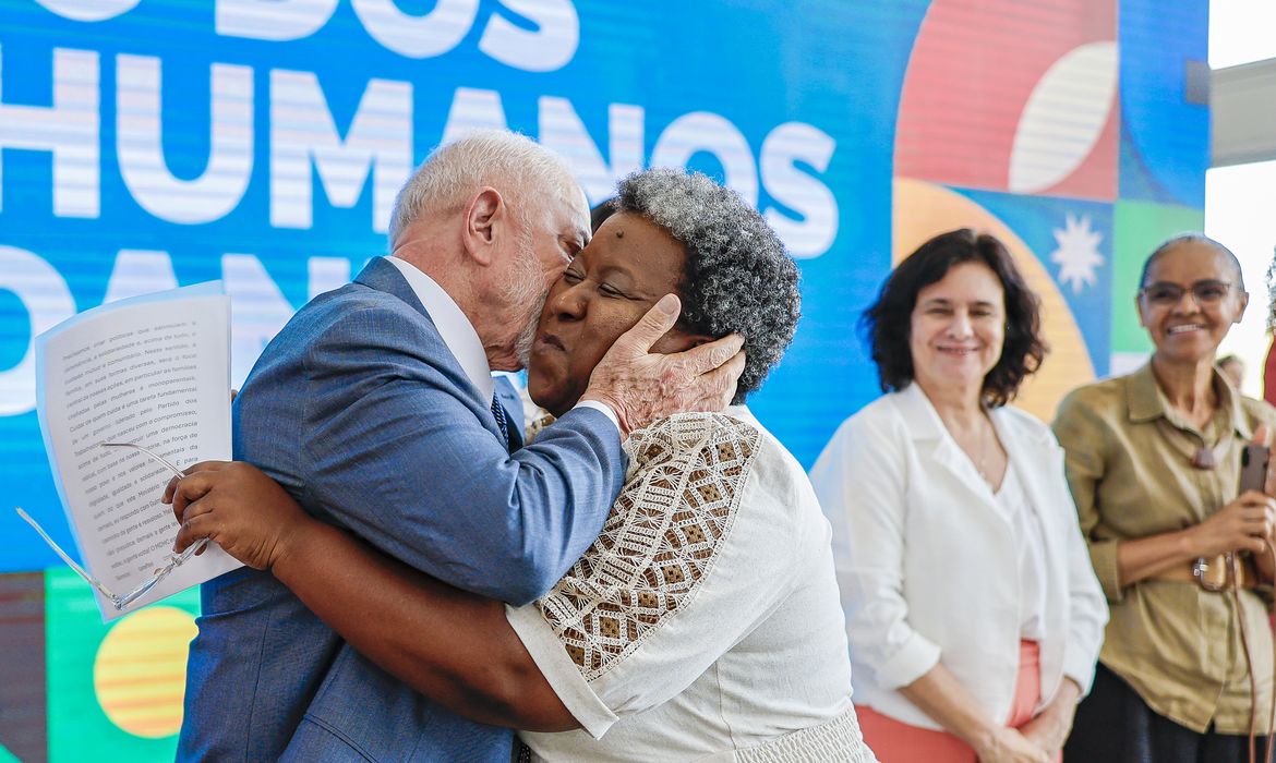 Brasília (DF), 24/09/2024 - Presidente da República, Luiz Inácio Lula da Silva e a Ministra dos Direitos Humanos e da Cidadania, Macaé Evaristo, durante a cerimônia de posse da Ministra dos Direitos Humanos e da Cidadania, Macaé Evaristo, no Palácio do Planalto. Foto: Ricardo Stuckert/PR