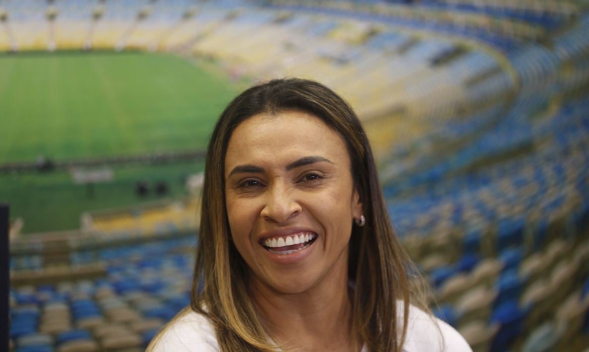 A jogadora de futebol Marta (Marta Vieira da Silva), atacante eleita melhor do mundo seis vezes pela Fifa, é a primeira mulher a entrar para o Hall da Fama do estádio do Maracanã, no Rio de Janeiro.