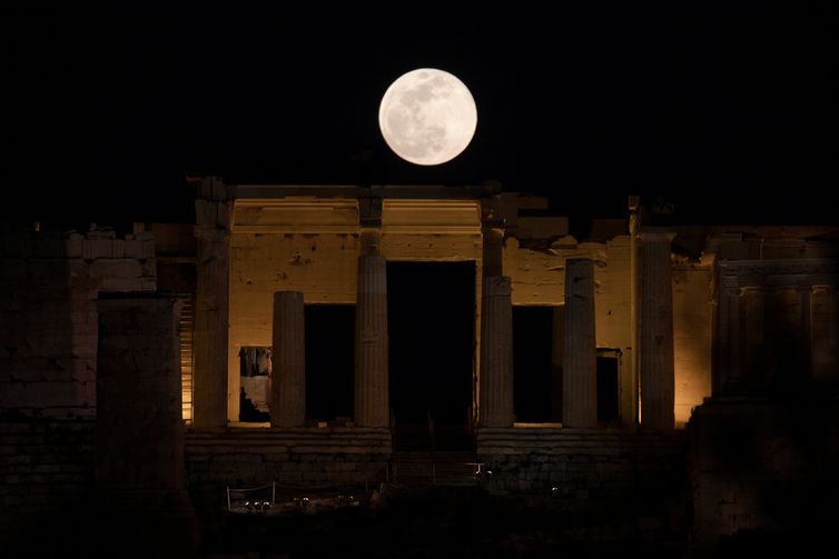 A super snow moon is seen over the Propylaea at the archaeological site of the Acropolis in Athens, Greece February 19, 2019. 