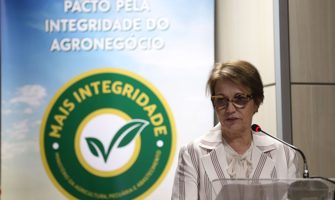 A ministra da Agricultura, Pecuária e Abastecimento, Tereza Cristina, entrega o prêmio Selo Mais Integridade,  durante  cerimônia no ministério