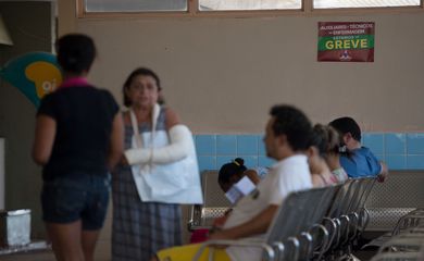 Brasília - Pacientes aguardam atendimento no hospital regional da Ceilândia (Marcelo Camargo/Agência Brasil)