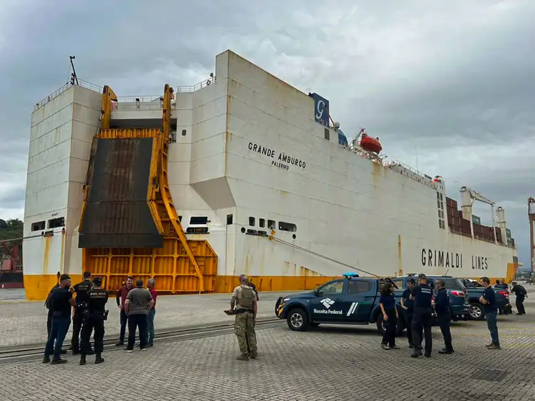 Brasília (DF) 06/11/2023 –  PF e PRF apreendem 1,5 tonelada de cocaína a bordo de navio que atracaria em Vitória.
Foto: Polícia Federal/SRES