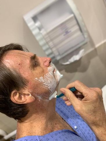 Presidente Jair Bolsonaro divulga foto em que aparece se barbeando (Jair Bolsonaro/Redes Sociais)