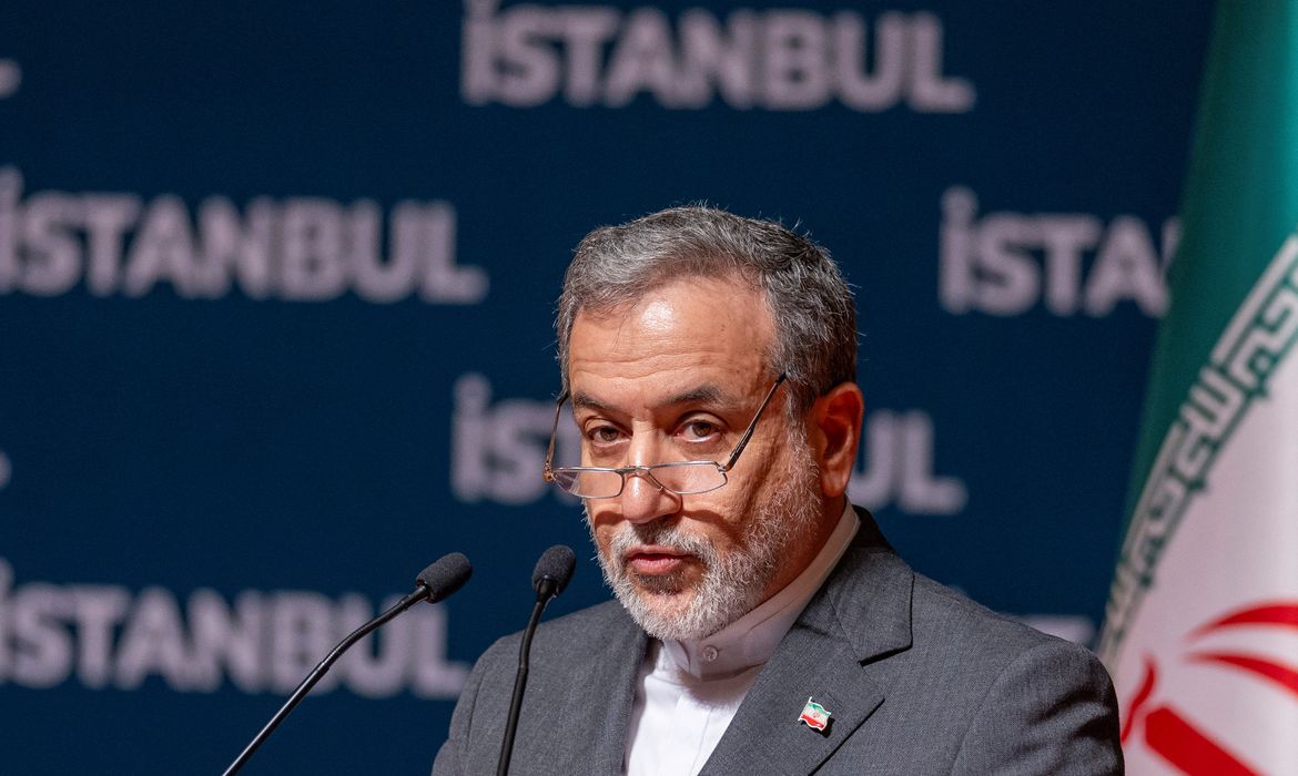 Iranian Foreign Minister Abbas Araqhchi talks during a press conference in Istanbul, Turkey, June 22, 2025. Reuters/Umit Bektas/Proibida reprodução