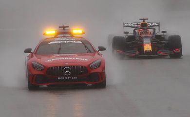 Max Verstappen, da Red Bull, atrás do safety car durante GP da Bélgica de F1