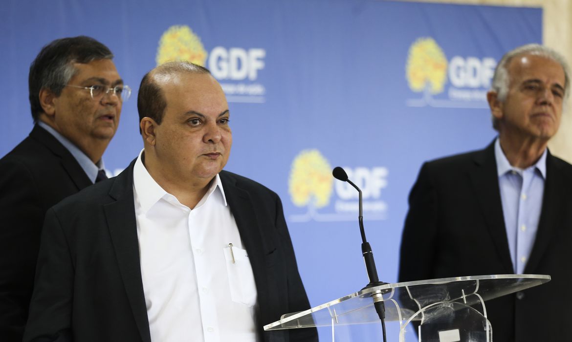 Os futuros ministros da Justiça, Flavio Dino,da Defesa, José Múcio Monteiro, e o governador do Distrito Federal, Ibaneis Rocha, falam  à imprensa