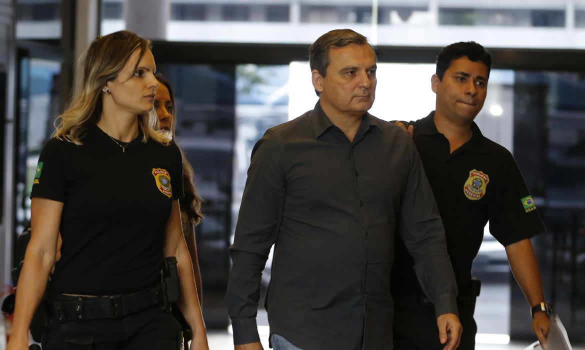 Rio de Janeiro - O ex-chefe da Casa Civil do governo Sérgio Cabral Régis Fichtner chega preso à sede da Polícia Federal (Tânia Rêgo/Agência Brasil)