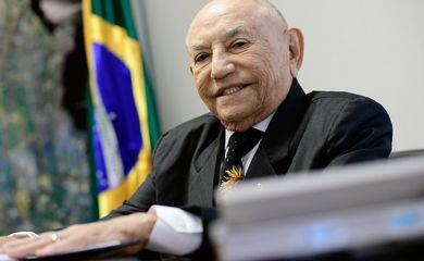 Brasília (DF) - Siqueira Campos morre aos 94 anos. -- Senador Siqueira Campos (DEM-TO) em seu gabinete. Foto: Pedro França/Agência Senado