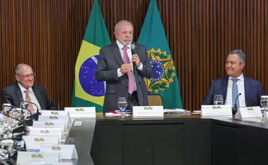 Brasília (DF), 31/03/2026 - O presidente Luiz Inácio Lula da Silva (c), vice-presidente Geraldo Alckmin (e) e o ministro da Casa Civel, Rui Costa (d), durante reunião ministerial no palácio do Planalto. 
Foto: Fabio Rodrigues-Pozzebom/Agência Brasil