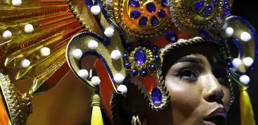 Escola de samba Paraíso do Tuiuti desfila na Sapucaí (RJ)