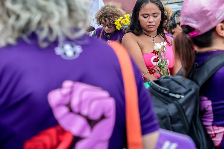Sao Paulo (SP)-01/03/2026.  
Um ato no domingo em memória de Tainara Souza
Santos, de 31 anos, que morreu após ser atropelada e arrastada pelo ex-companheiro em São Paulo, irá marcar o início das mobilizações pelo Dia Internacional das Mulheres. 
Organizado pelo Ministério das Mulheres, o local escolhido para o ato é a Marginal Tietê, na zona norte da cidade de São Paulo, onde Tainara foi agredida, atropelada pelo ex-companheiro Douglas Alves da Silva e arrastada por mais de 1 quilômetro ao ficar presa ao carro dele, em 29 de novembro do ano passado. O ato contou com a presença das
ministras Márcia Lopes, Marina Silva , Sônia Guanabara e do Ministro Paulo Teixeira e a mãe Luciane ( mãe da vítima Taynara). Foto: Paulo Pinto/Agência Brasil