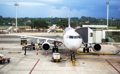 Avião é abastecido no aeroporto de Brasília. Abastecimento de aviões