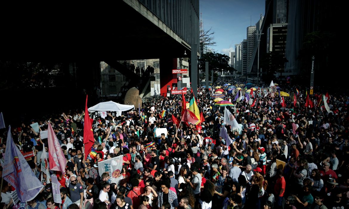 Em São Paulo, a manifestação lotou o vão livre do Museu de Arte de São Paulo (Masp). A multidão chegou a extrapolar a área da praça e ocupou totalmente os dois sentidos da Avenida Paulista, na região central da capital.