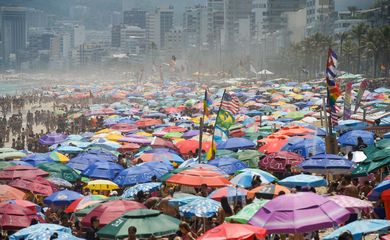 Rio de Janeiro (RJ), 15/11/2023 – Cariocas e turistas lotam praia de Ipanema, na zona sul, em dia de forte calor no Rio de Janeiro. Foto: Tomaz Silva/Agência Brasil