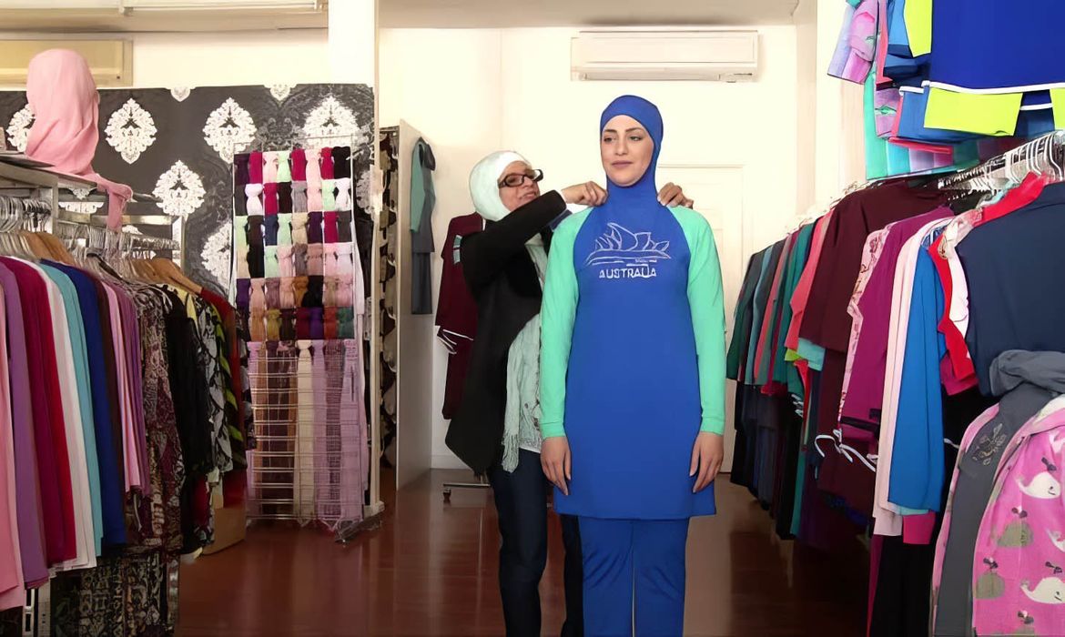 Aheda Zanetti, designer australiana do burkini, observou um aumento nas vendas e na popularidade nas últimas semanas, desde que a França impôs uma proibição temporária do Burkini, o maiô de corpo inteiro. Foto: Reuters