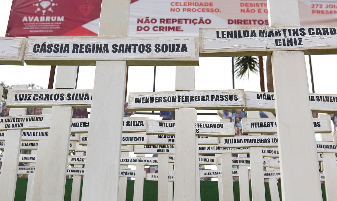 Brumadinho (MG), 23/01/2024 - Homenagem às vítimas da tragédia do rompimento da barragem, no letreiro de Brumadinho, na entrada da cidade. Foto: Tânia Rêgo/Agência Brasil