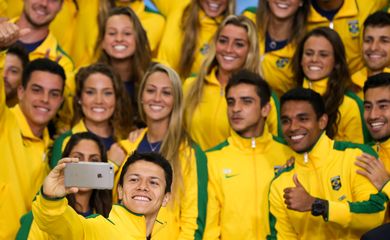 Brasília - O presidente interino Michel Temer recebe delegação de atletas olímpicos em cerimônia no Palácio do Planalto (Marcelo Camargo/Agência Brasil)