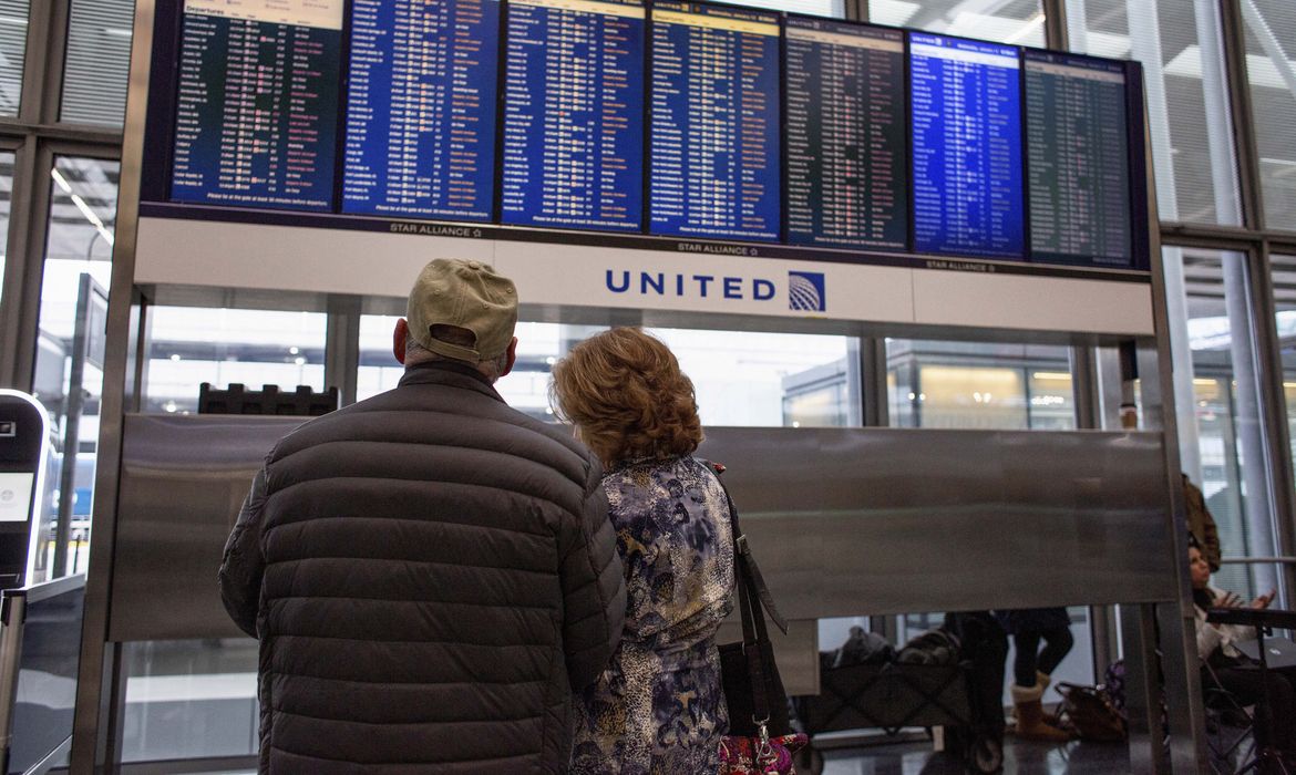 Passageiros aguardam retomada de voos no aeroporto internacional O’Hare, em Chicago