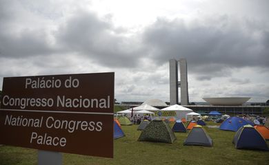 Brasília - Apesar do confronte de ontem com  integrantes da Marcha das Mulheres Negras, manifestantes continuam acampados no gramado do Congresso Nacional(Marcello Casal Jr/Agência Brasil)