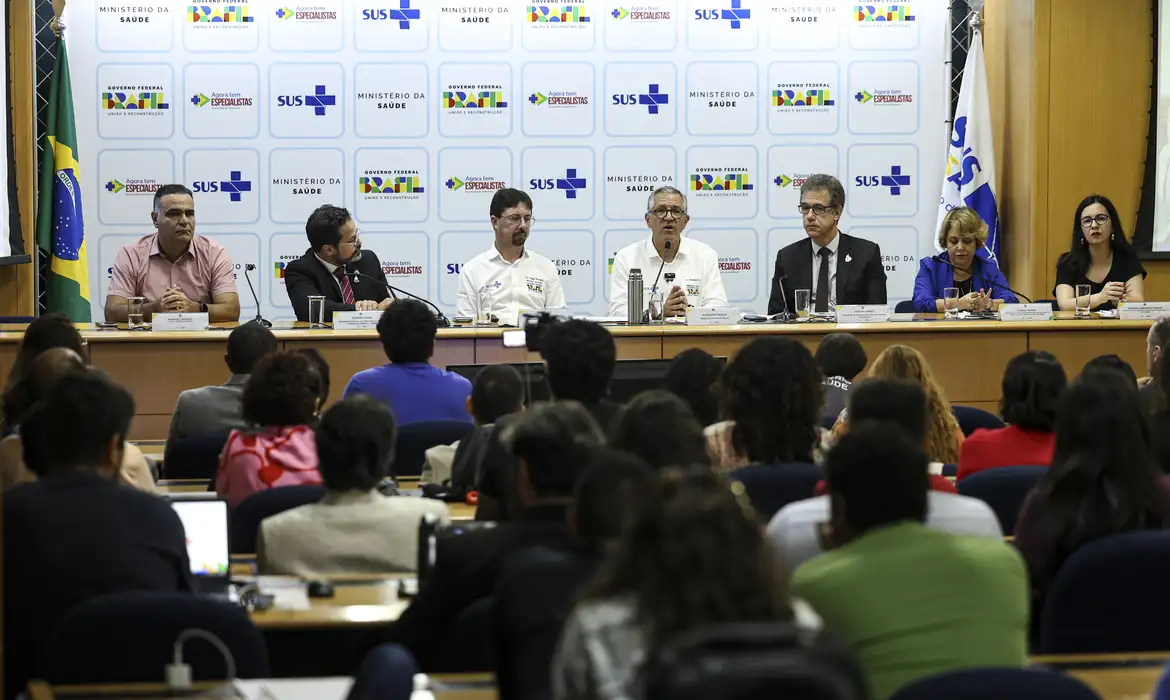 Saúde anuncia 3 mil vagas de residência e 900 para especialistas