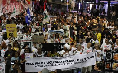 Rio de Janeiro (RJ), 24/08/2023 - Integrantes do movimento negro protestam contra a violência policial em caminhada na região da Candelária, centro da cidade. Foto: Fernando Frazão/Agência Brasil