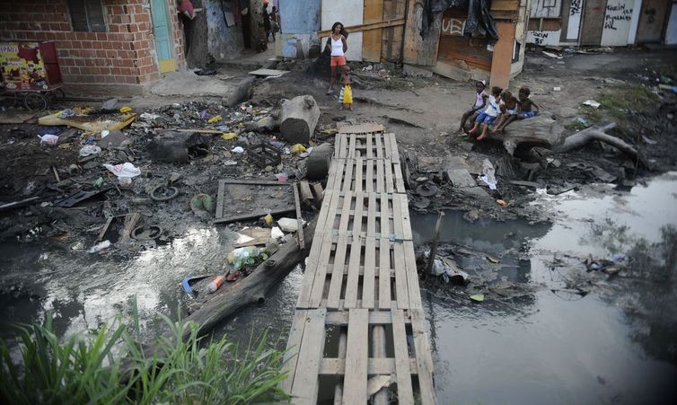 Favelas cariocas ainda convivem com esgoto a céu aberto