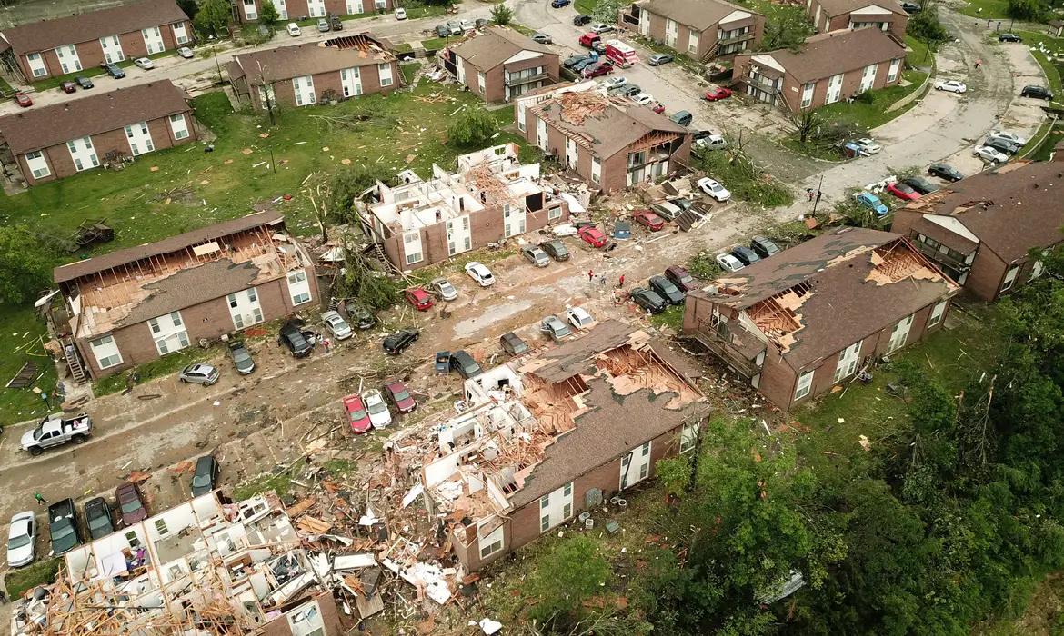 Casas destruídas por tornado em Jefferson City, Missouri, Estados Unidos.