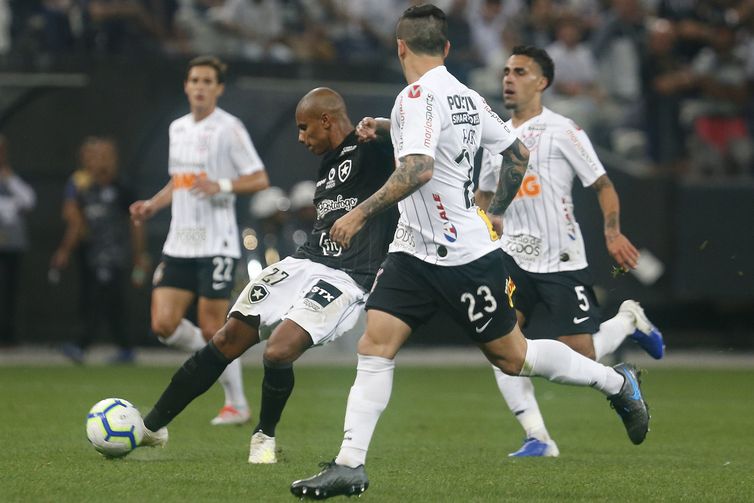 Vitor Silva/Botafogo Corinthians tenta se aproximar de grupo que vai à Libertadores.