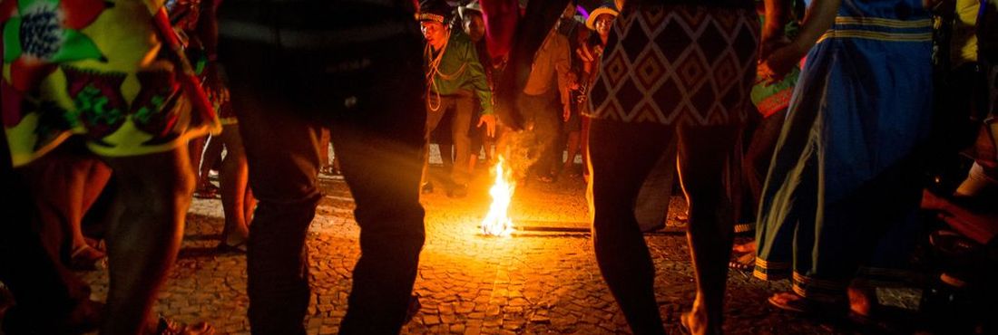 Índios de diversas etnias participam de cerimônia de acendimento do fogo ancestral indígena