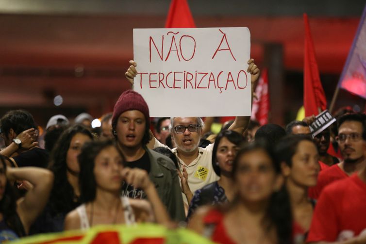 Brasília - Manifestantes protestam contra a reforma da Previdência, reforma trabalhista e o projeto de lei da terceirização (Fabio Rodrigues Pozzebom/Agência Brasil)