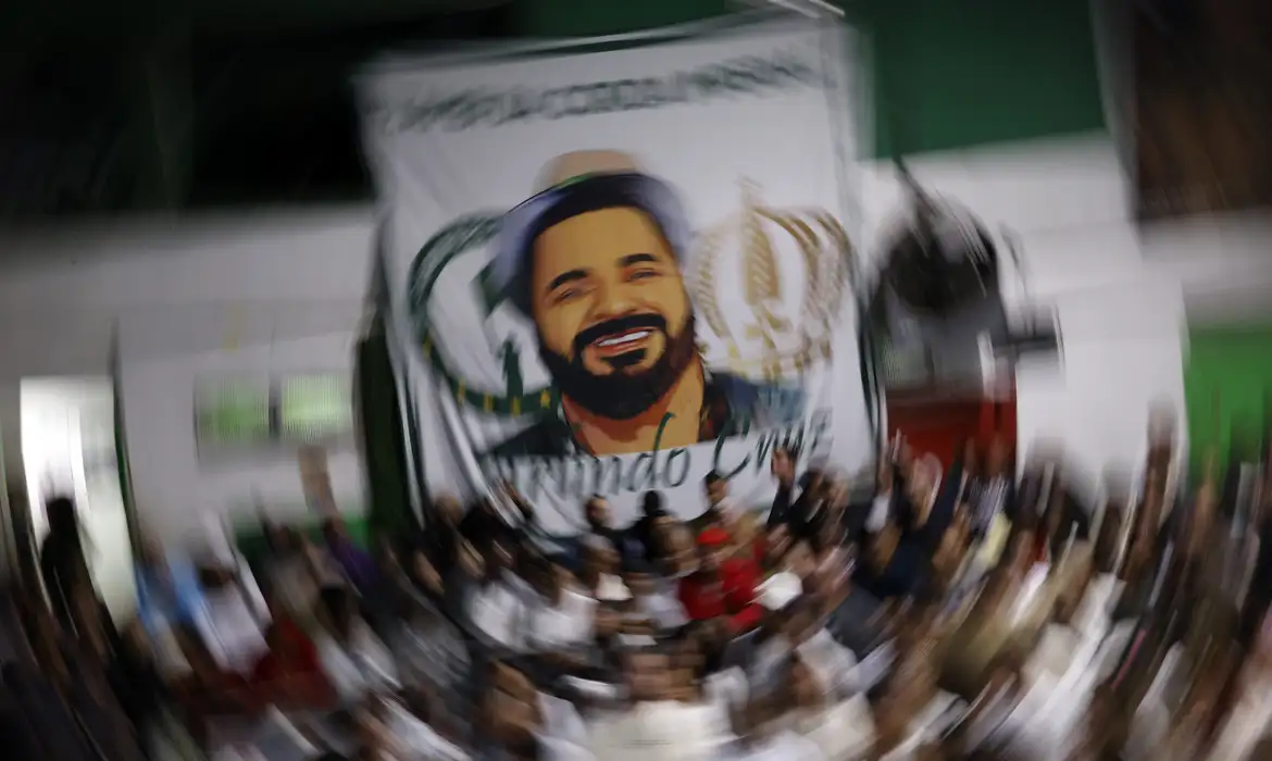 Rio de Janeiro (RJ), 09/08/2025 - Familiares e pessoas participam do velório do sambista Arlindo Cruz, na quadra da escola de Samba Império Serrano. Foto: Tânia Rêgo/Agência Brasil