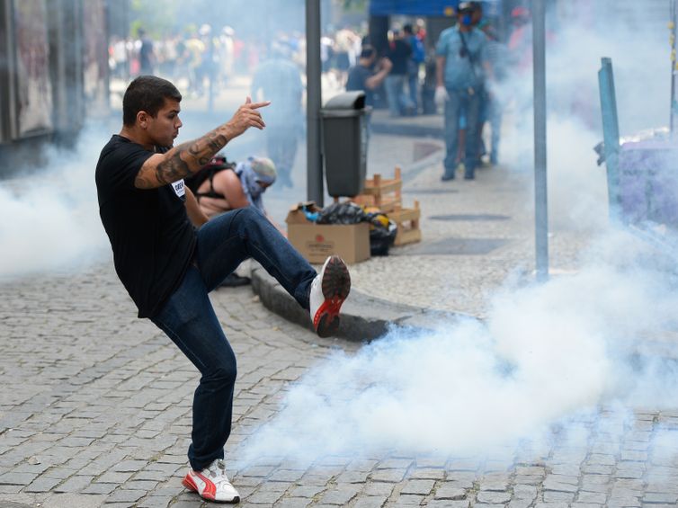 Rio de Janeiro - Manifestantes e policiais militares entram em confronto durante protesto no centro da cidade  ( Fernando Frazão/Agência Brasil)