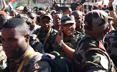 Coronel Michael Randrianirina no telefone ao se juntar a protestos em Antananarivo, Madagascar
 14/10/2025    Reuters/Siphiwe Sibeko/Proibida reprodução