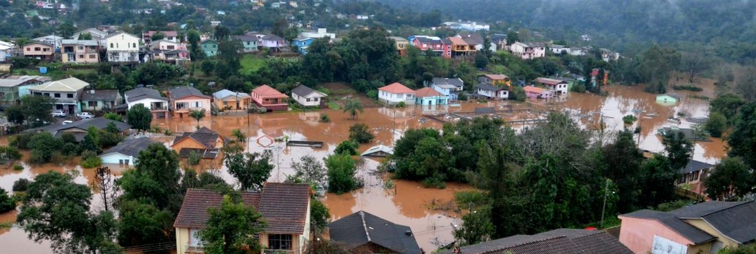 As fortes chuvas que atingem a região sul do país, causaram inundações e destruíram casas na cidade de Iraí, no Rio Grande do Sul
