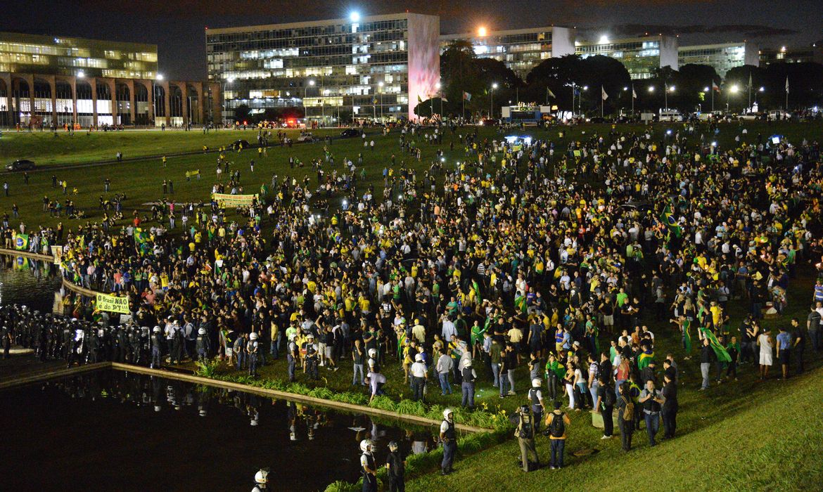 Brasília - Manifestantes contra o governo Dilma e a nomeação do ex-presidente Lula para ministro da Casa Civil fazem ato na Esplanada dos Ministérios  (Wilson Dias/Agência Brasil)