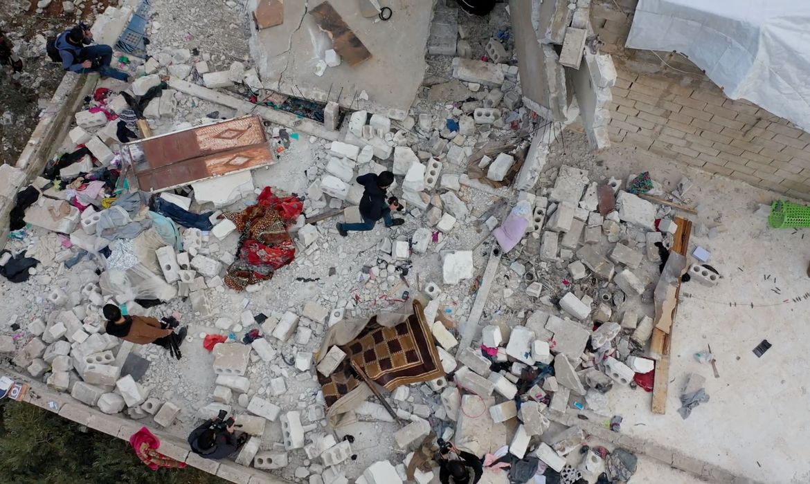 Prédio destruído em Atmeh, na Síria, onde operação militar dos EUA levou à morte de líder do Estado Islâmico