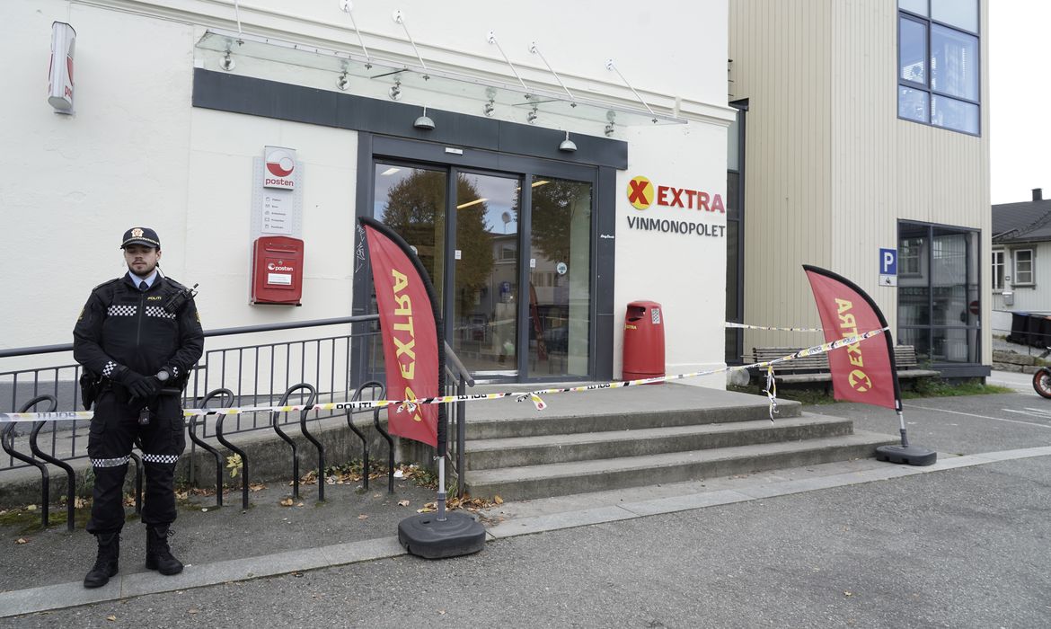 Policial do lado de fora de loja um dia após ataque letal em Kongsberg, na Noruega