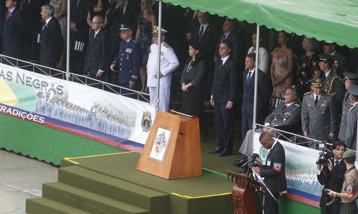 O presidente eleito, Jair Bolsonaro participa da cerimônia de formatura dos oficiais combatentes do Exército da Academia Militar das Agulhas Negras (AMAN), em Resende, no sul fluminense. 