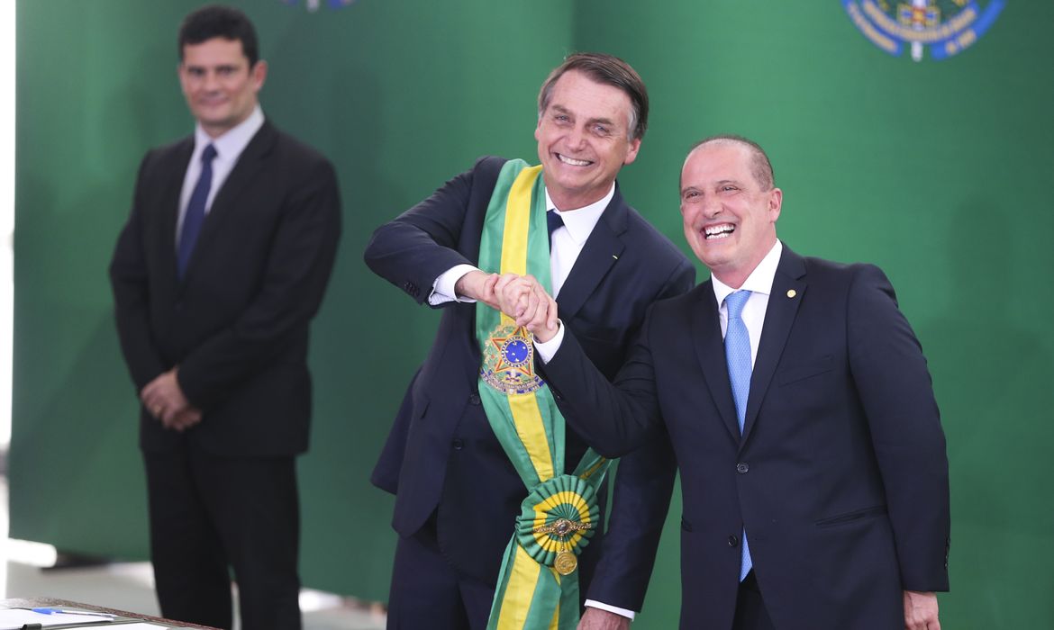 O presidente Jair Bolsonaro empossa o ministro da Casa Civil, Onyx Lorenzoni, durante cerimônia de nomeação dos ministros de Estado, no Palácio do Planalto.