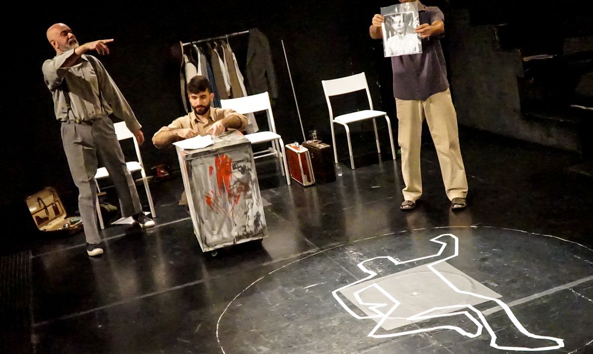 Brasília (DF), 16/05/2025 - Atores da peça teatral Espião Silenciado. Foto: Paulo Brazyl/Divulgação