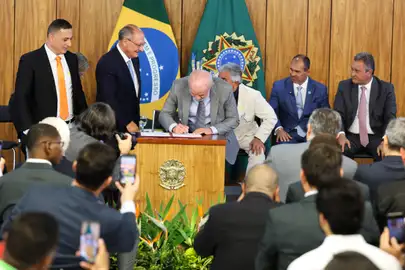 Brasília (DF), 14/07/2025 - Presidente Luiz Inácio Lula da Silva (c), participa da assinatura de medida provisória que concede isenção da taxa de serviço metrológico para verificação de taxímetros
Foto: Valter Campanato/Agência Brasil