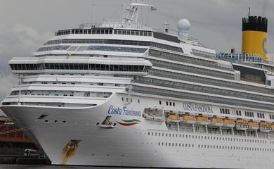 O navio de cruzeiros Costa Fascinosa aporta no Pier Mauá com casos de covid-19 entre tripulantes e passageiros, que desembarcam para cumprir quarentena na cidade.